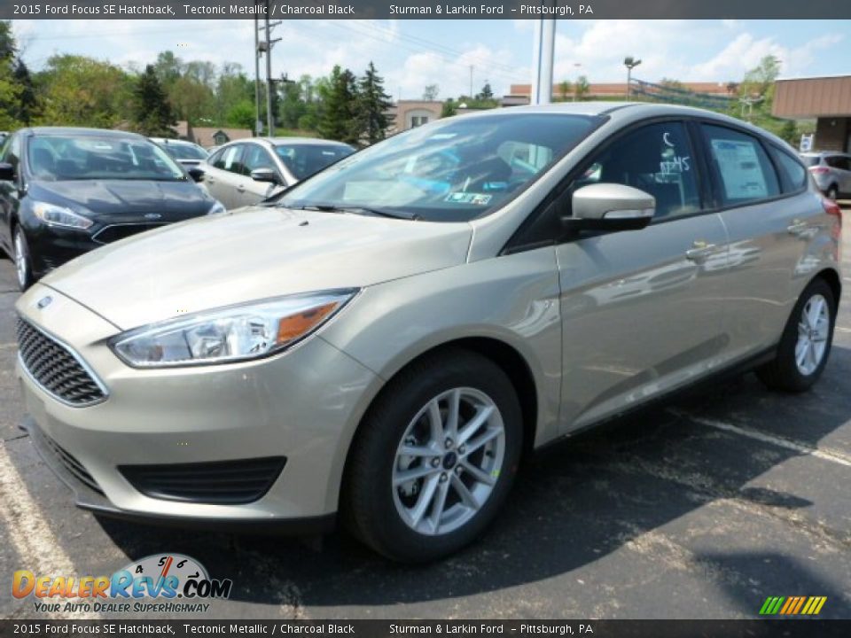 Front 3/4 View of 2015 Ford Focus SE Hatchback Photo #5