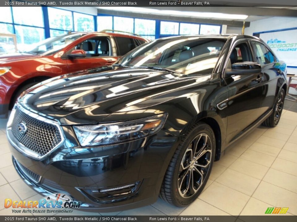 Front 3/4 View of 2015 Ford Taurus SHO AWD Photo #3