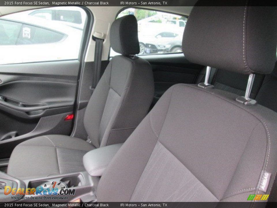 2015 Ford Focus SE Sedan Magnetic Metallic / Charcoal Black Photo #16