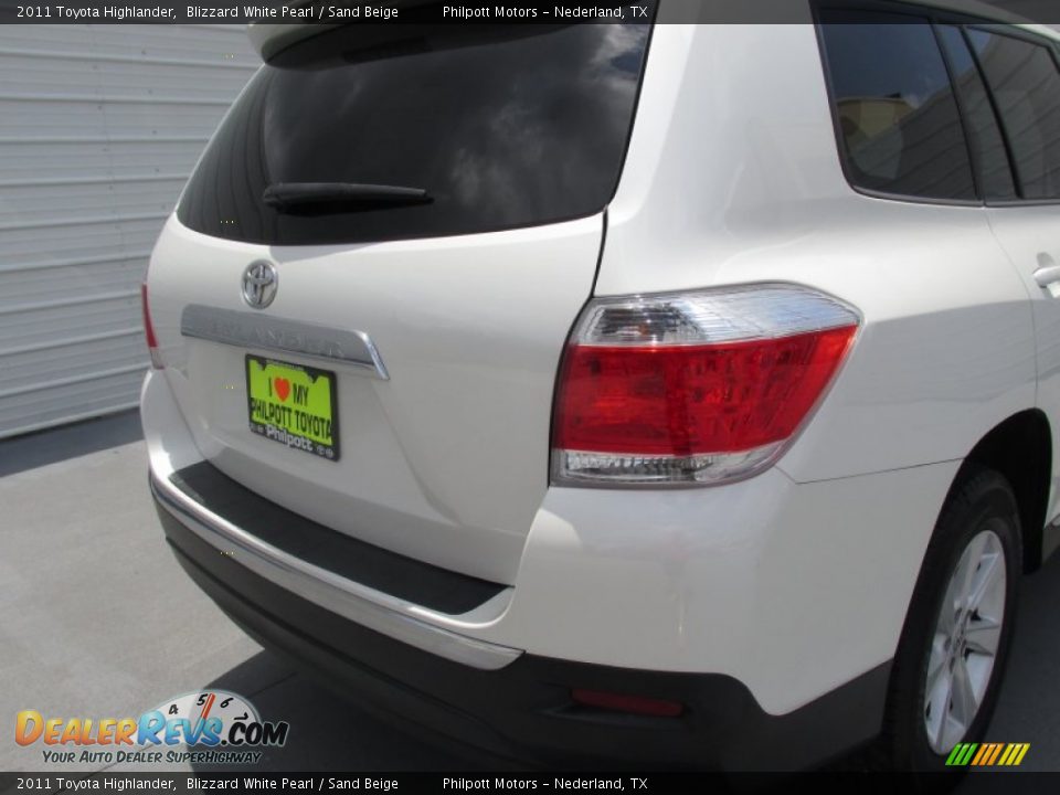2011 Toyota Highlander Blizzard White Pearl / Sand Beige Photo #12