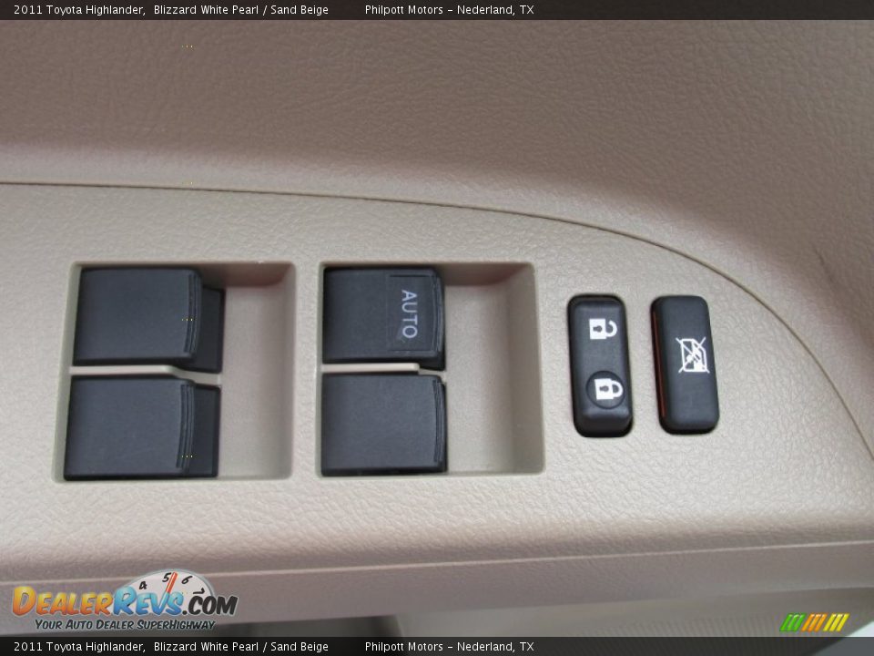 2011 Toyota Highlander Blizzard White Pearl / Sand Beige Photo #33