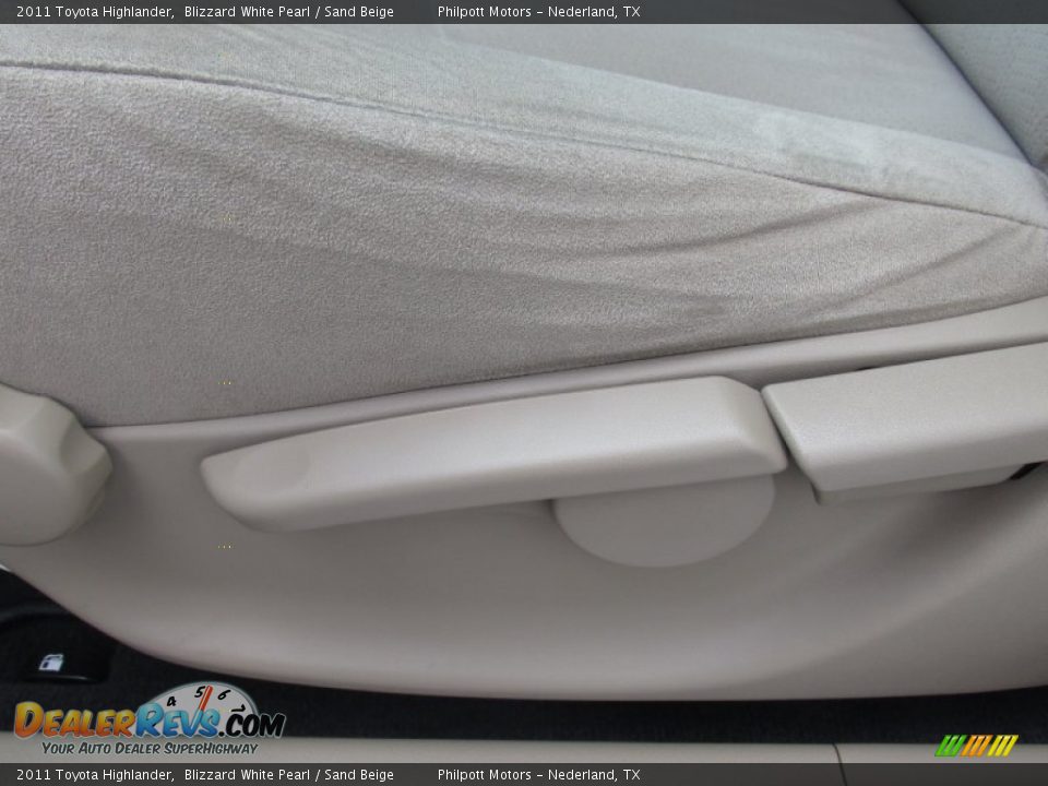 2011 Toyota Highlander Blizzard White Pearl / Sand Beige Photo #35