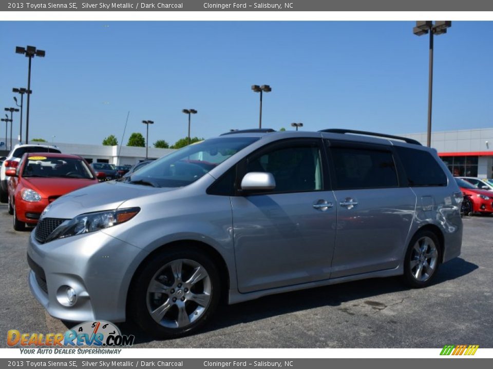Front 3/4 View of 2013 Toyota Sienna SE Photo #7