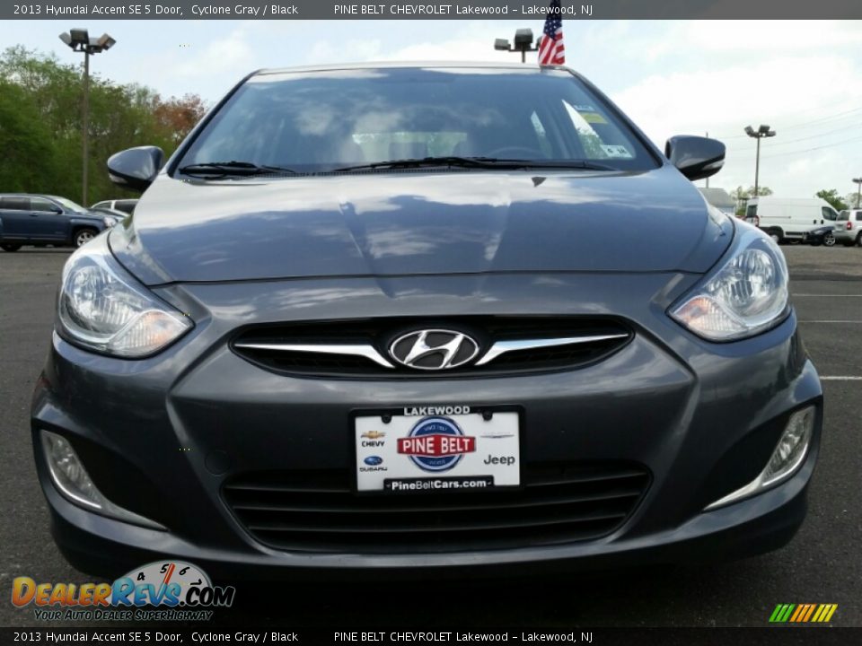 2013 Hyundai Accent SE 5 Door Cyclone Gray / Black Photo #2