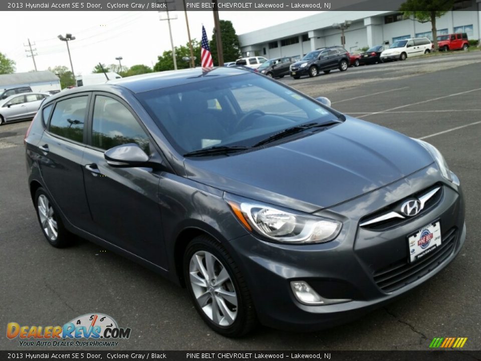 2013 Hyundai Accent SE 5 Door Cyclone Gray / Black Photo #3