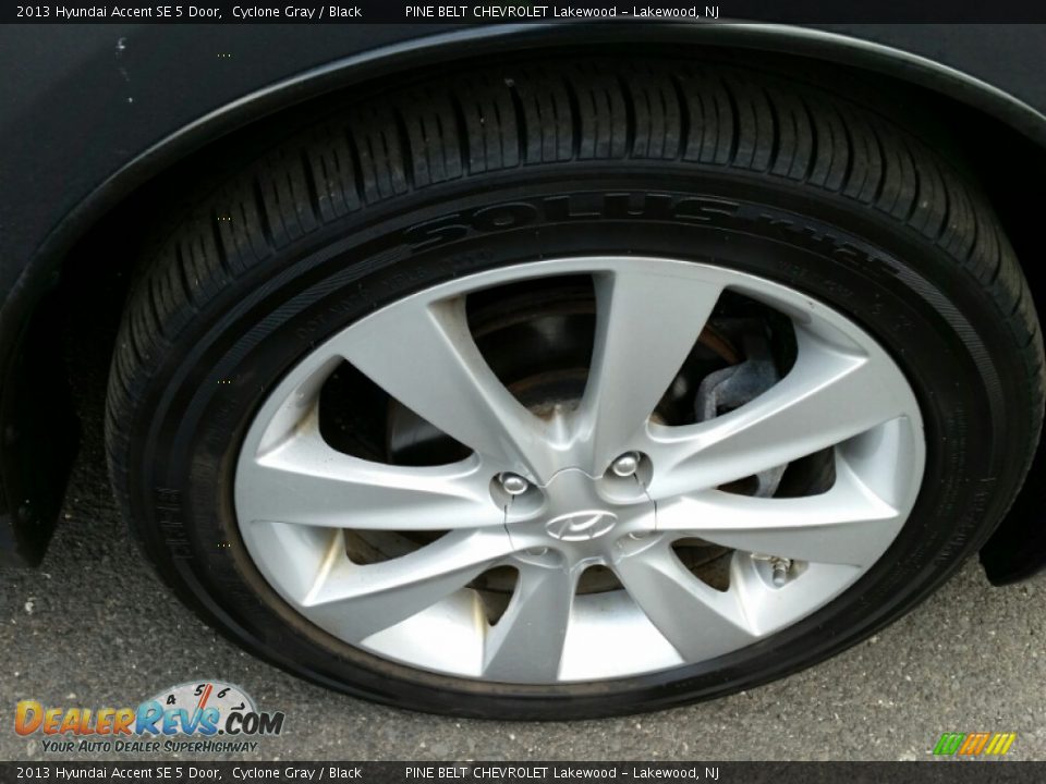 2013 Hyundai Accent SE 5 Door Cyclone Gray / Black Photo #4