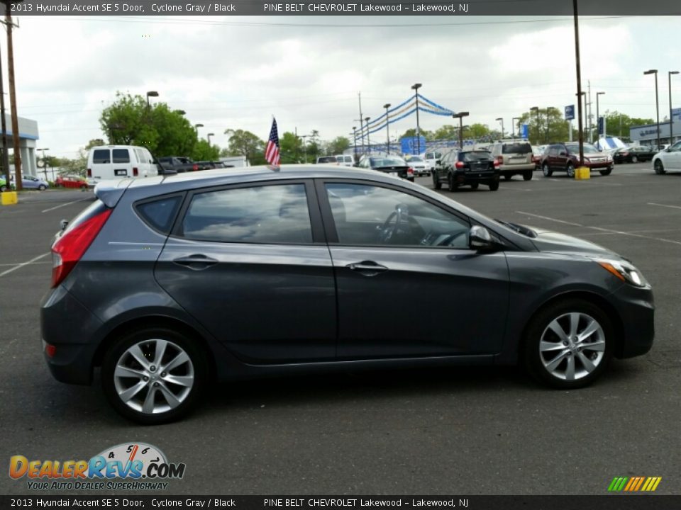 2013 Hyundai Accent SE 5 Door Cyclone Gray / Black Photo #5