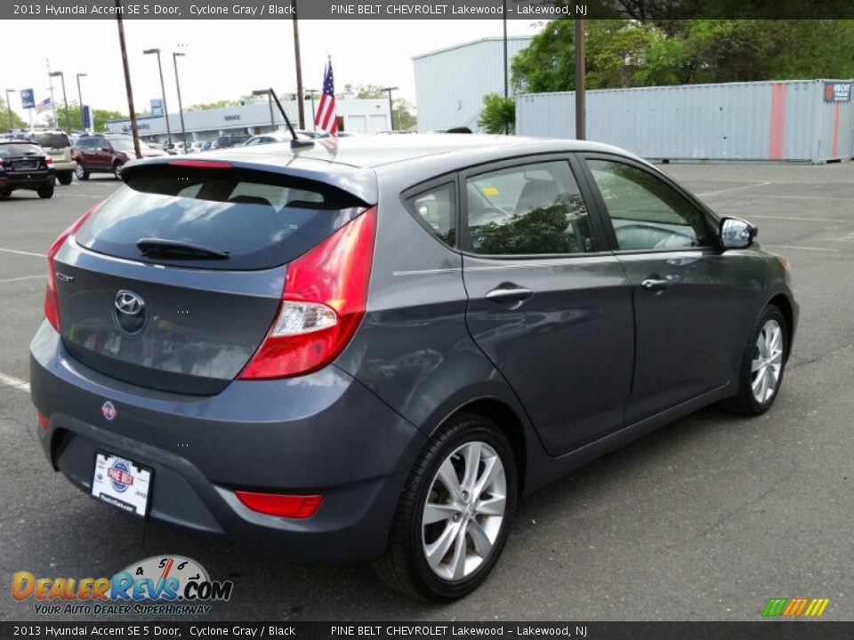 2013 Hyundai Accent SE 5 Door Cyclone Gray / Black Photo #7