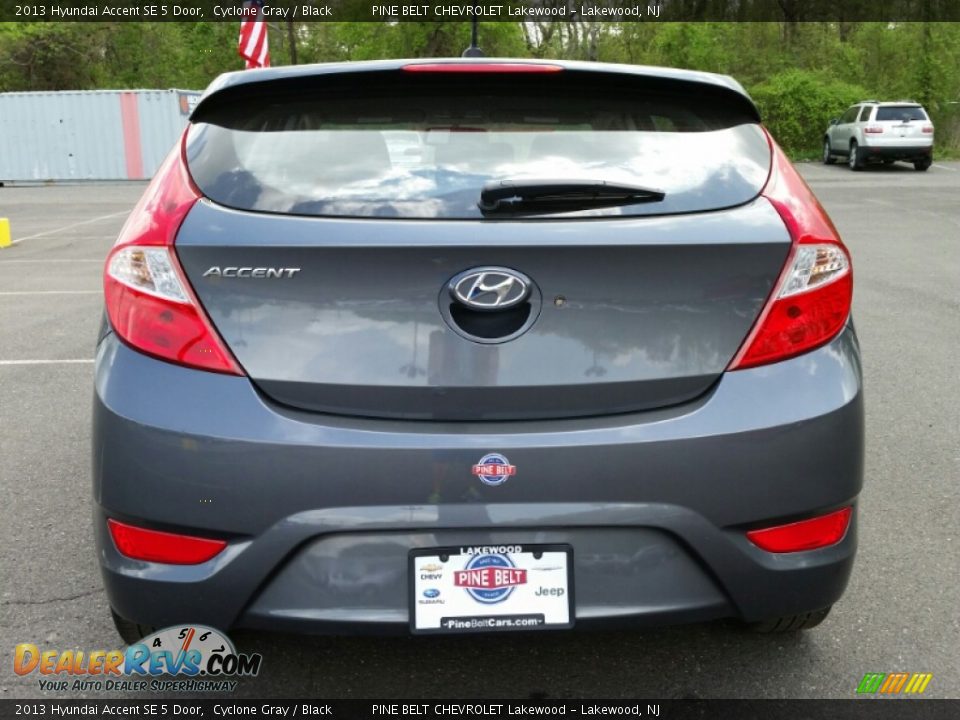 2013 Hyundai Accent SE 5 Door Cyclone Gray / Black Photo #8