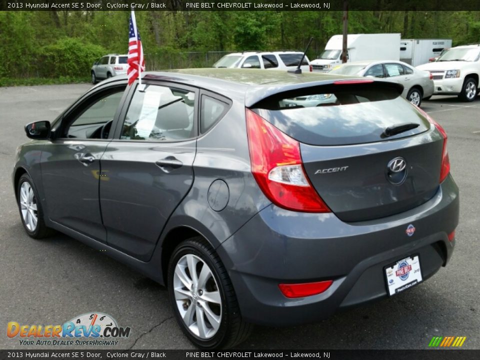 2013 Hyundai Accent SE 5 Door Cyclone Gray / Black Photo #11
