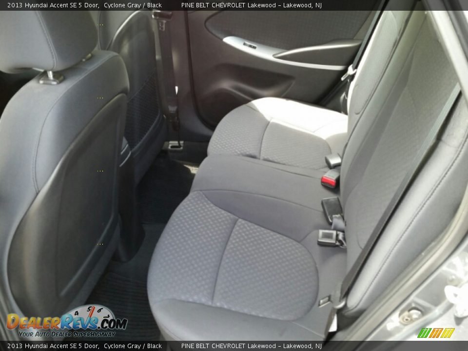 2013 Hyundai Accent SE 5 Door Cyclone Gray / Black Photo #13