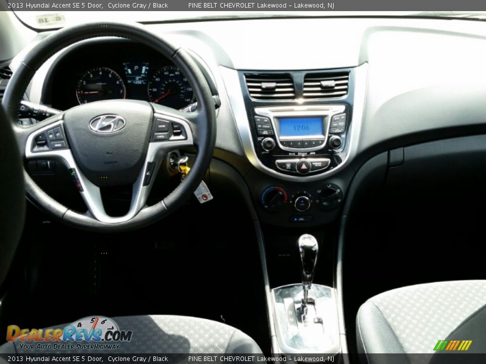 2013 Hyundai Accent SE 5 Door Cyclone Gray / Black Photo #14