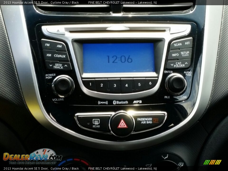 2013 Hyundai Accent SE 5 Door Cyclone Gray / Black Photo #17