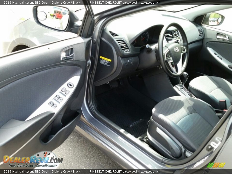 2013 Hyundai Accent SE 5 Door Cyclone Gray / Black Photo #18