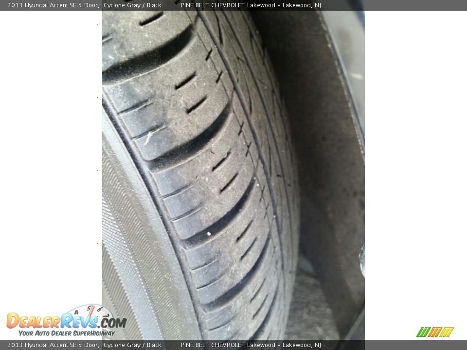 2013 Hyundai Accent SE 5 Door Cyclone Gray / Black Photo #21