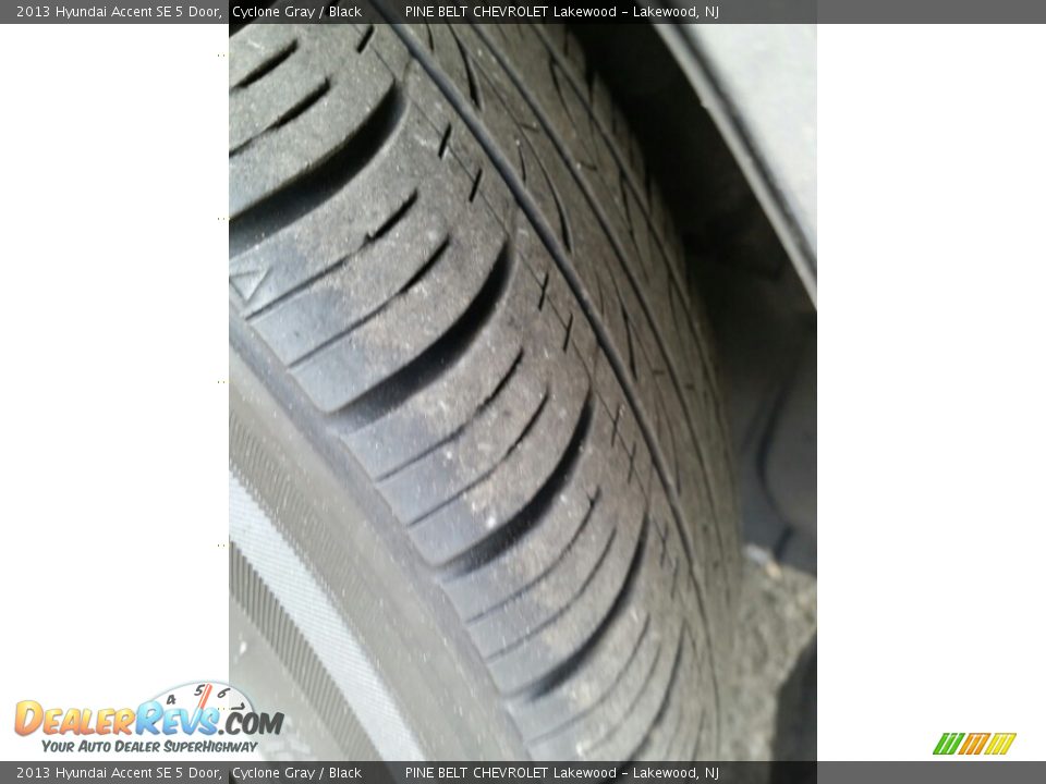 2013 Hyundai Accent SE 5 Door Cyclone Gray / Black Photo #24