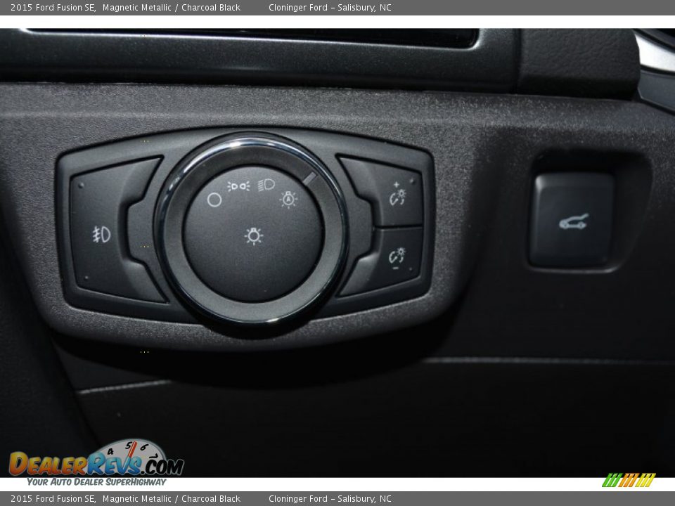 2015 Ford Fusion SE Magnetic Metallic / Charcoal Black Photo #18