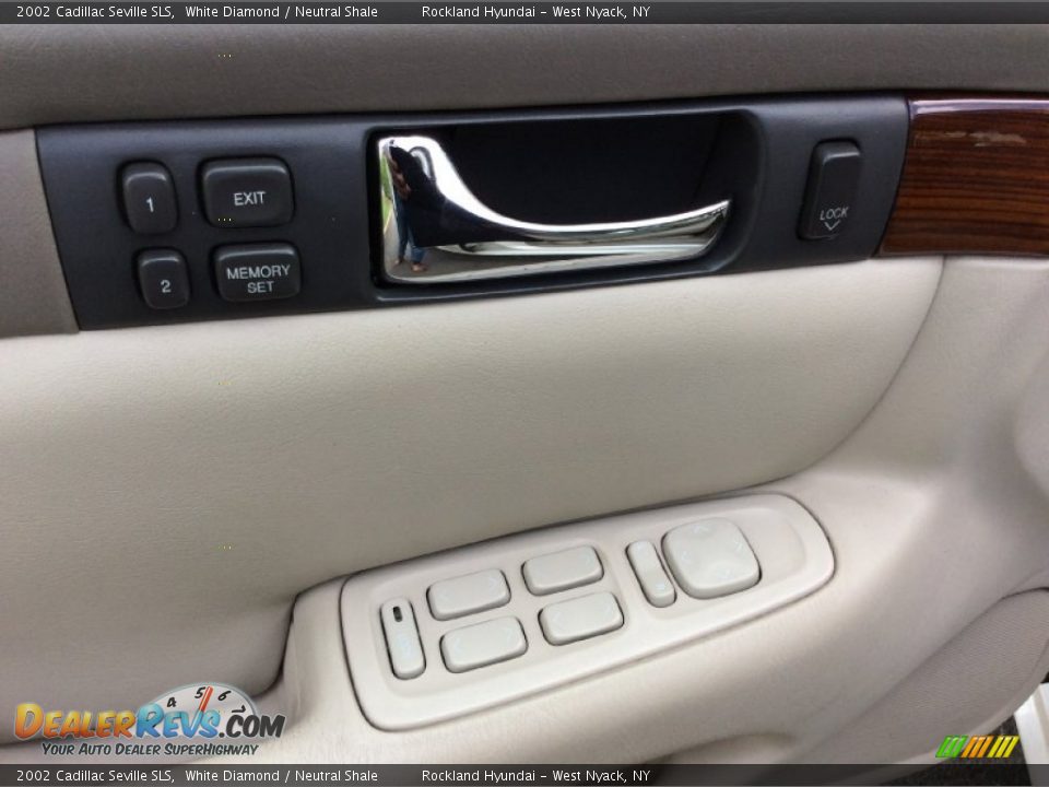 2002 Cadillac Seville SLS White Diamond / Neutral Shale Photo #8