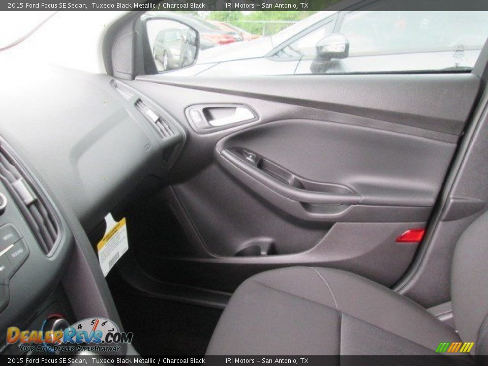 2015 Ford Focus SE Sedan Tuxedo Black Metallic / Charcoal Black Photo #25