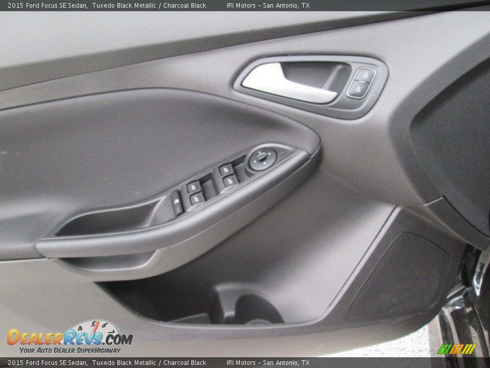 2015 Ford Focus SE Sedan Tuxedo Black Metallic / Charcoal Black Photo #28