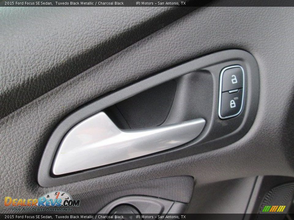 2015 Ford Focus SE Sedan Tuxedo Black Metallic / Charcoal Black Photo #30