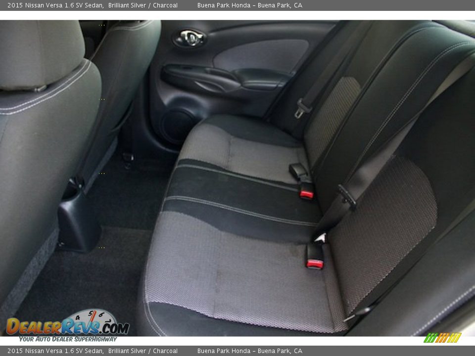 2015 Nissan Versa 1.6 SV Sedan Brilliant Silver / Charcoal Photo #4