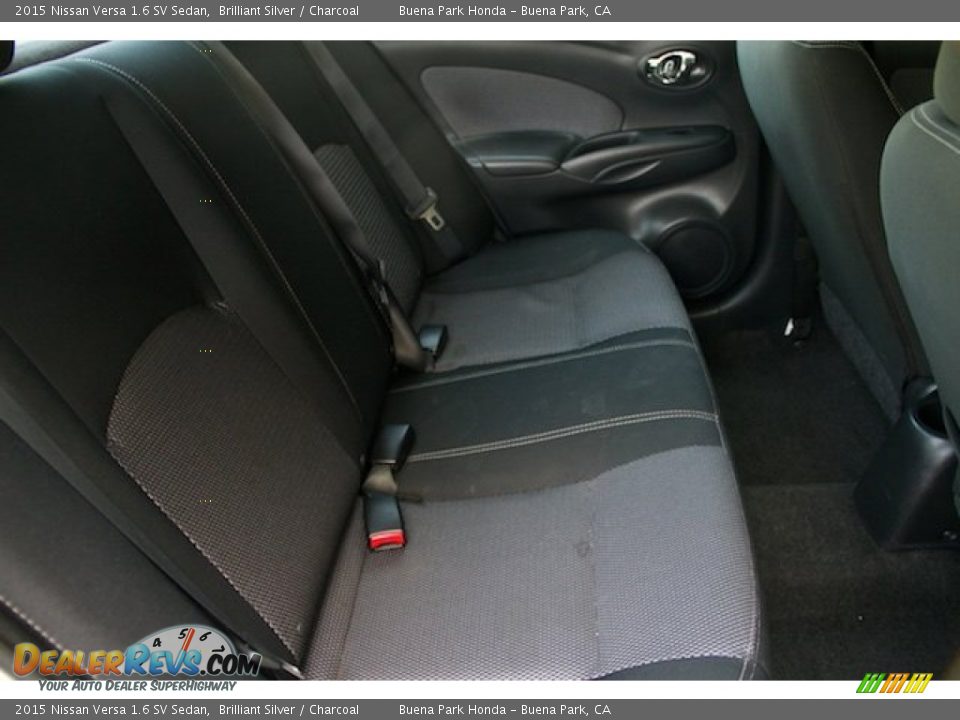 2015 Nissan Versa 1.6 SV Sedan Brilliant Silver / Charcoal Photo #14