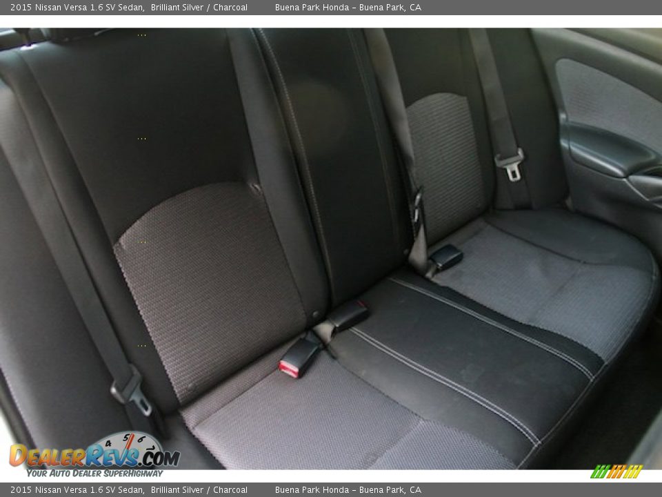 2015 Nissan Versa 1.6 SV Sedan Brilliant Silver / Charcoal Photo #15