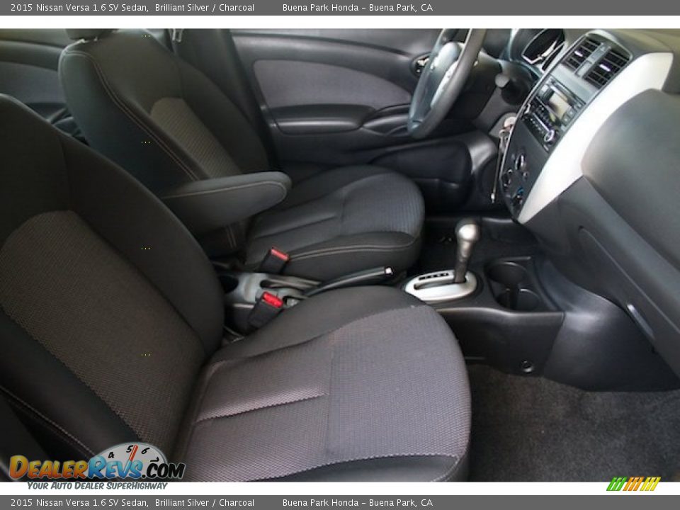2015 Nissan Versa 1.6 SV Sedan Brilliant Silver / Charcoal Photo #16