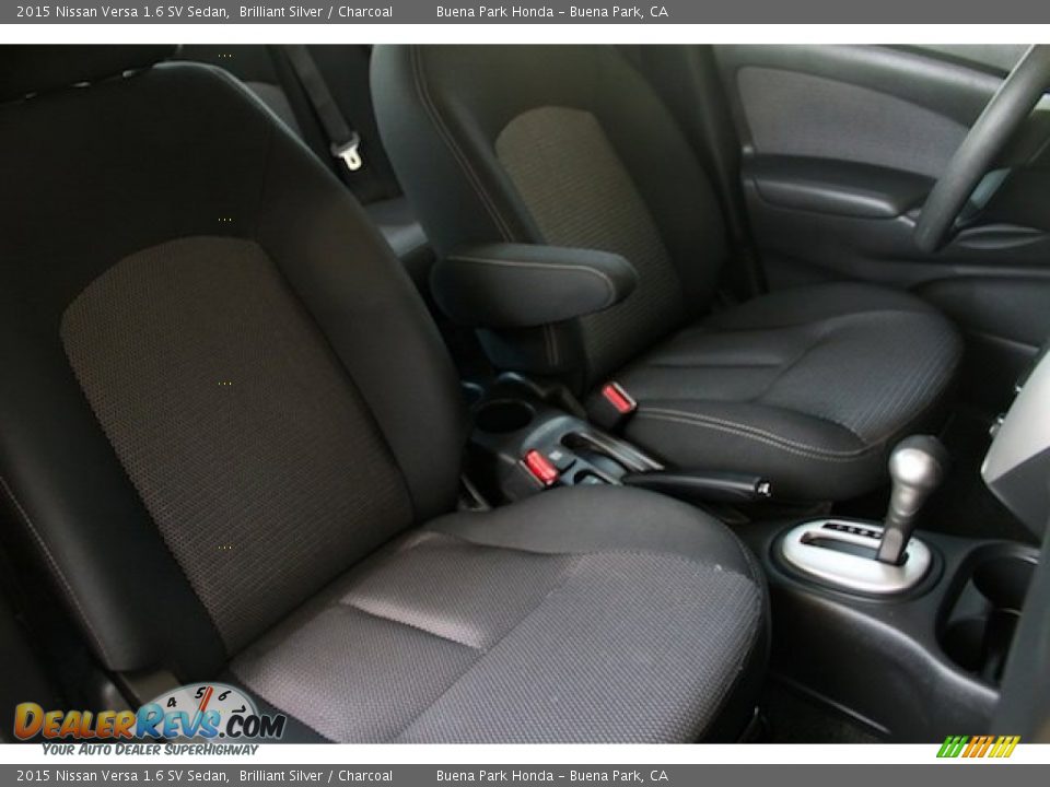 2015 Nissan Versa 1.6 SV Sedan Brilliant Silver / Charcoal Photo #18