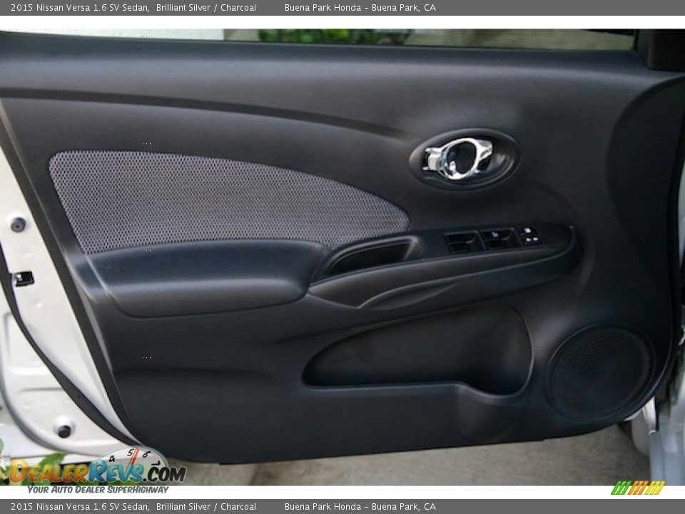 2015 Nissan Versa 1.6 SV Sedan Brilliant Silver / Charcoal Photo #20