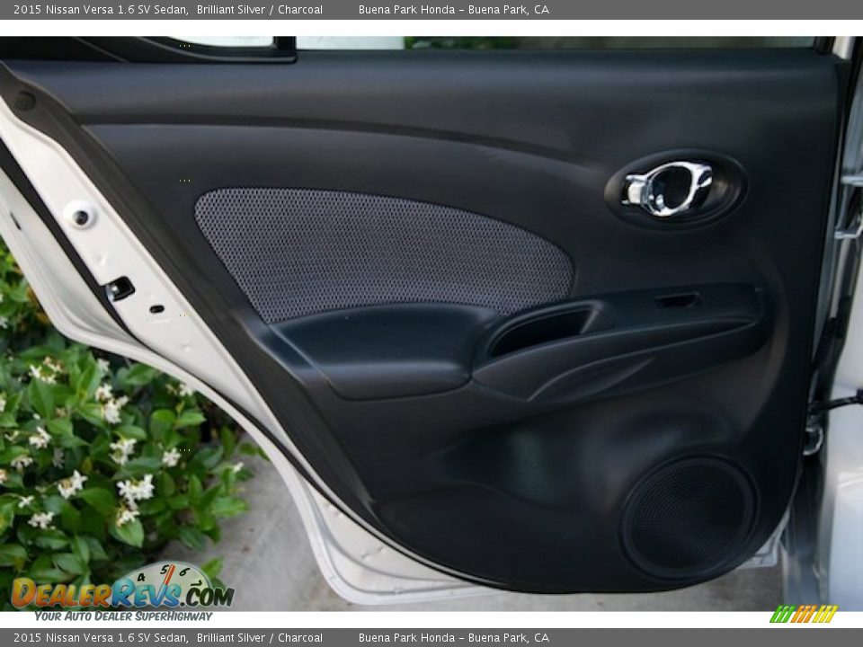 2015 Nissan Versa 1.6 SV Sedan Brilliant Silver / Charcoal Photo #21