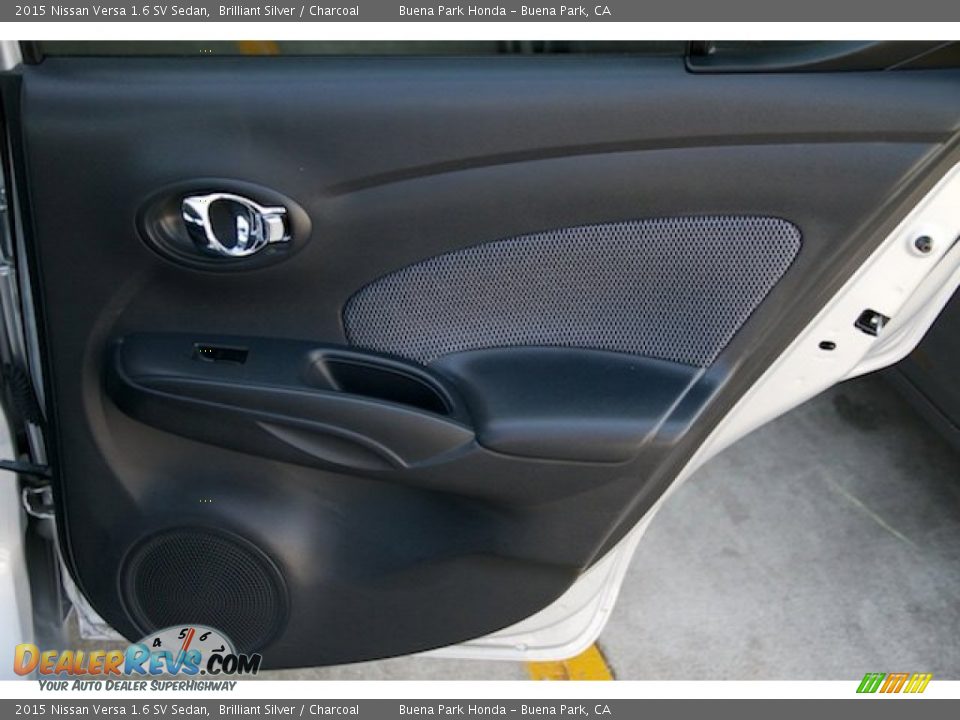 2015 Nissan Versa 1.6 SV Sedan Brilliant Silver / Charcoal Photo #22