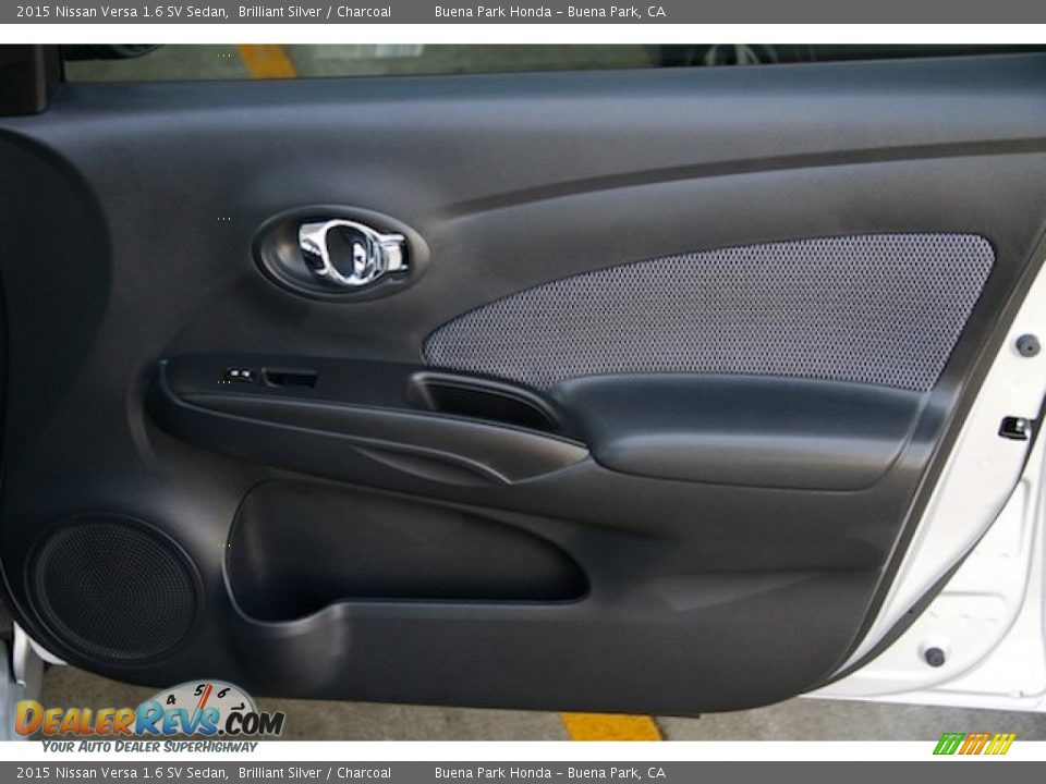 2015 Nissan Versa 1.6 SV Sedan Brilliant Silver / Charcoal Photo #23