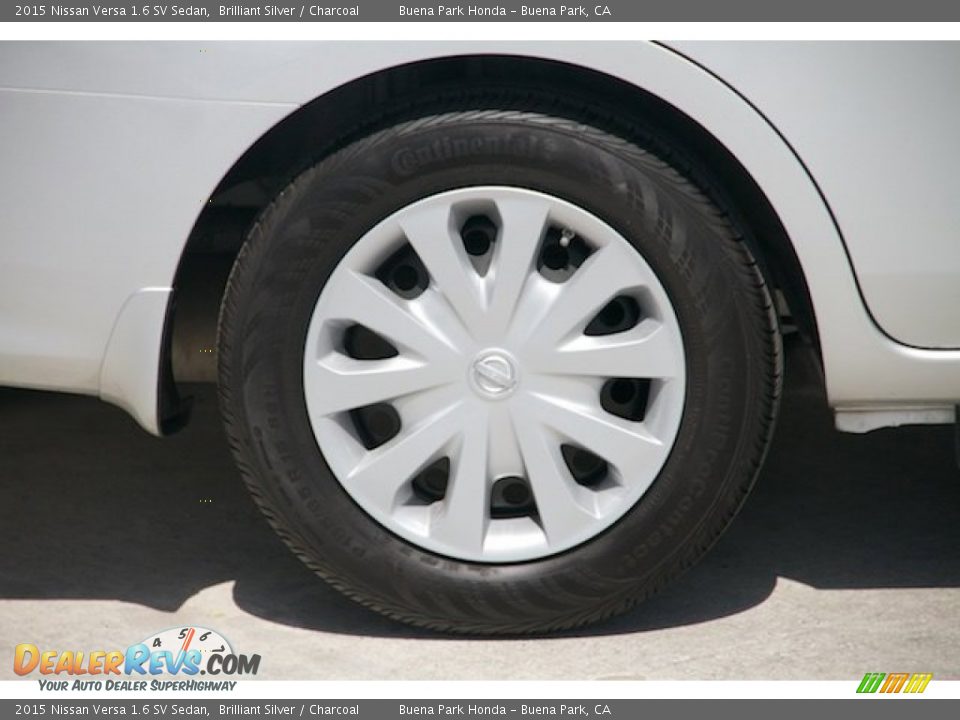 2015 Nissan Versa 1.6 SV Sedan Brilliant Silver / Charcoal Photo #25