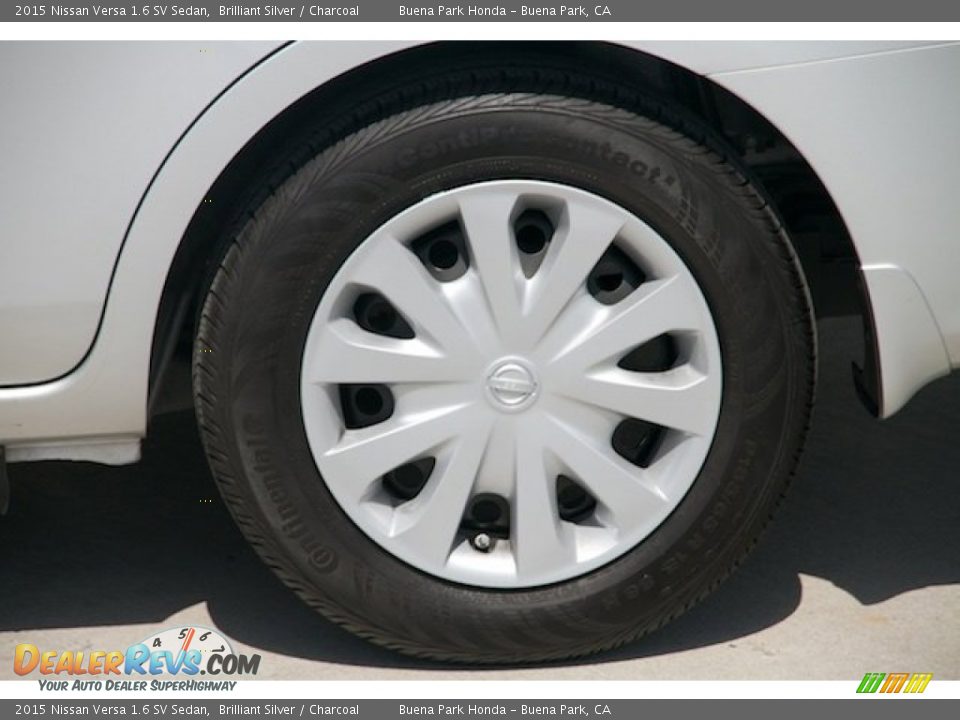 2015 Nissan Versa 1.6 SV Sedan Brilliant Silver / Charcoal Photo #27