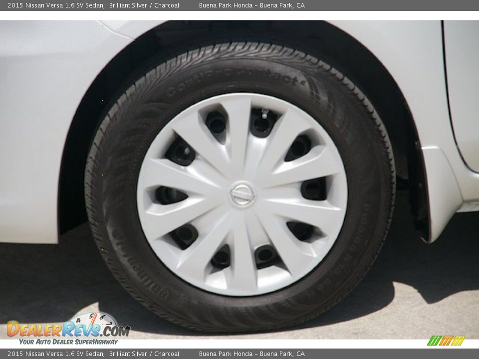2015 Nissan Versa 1.6 SV Sedan Brilliant Silver / Charcoal Photo #28