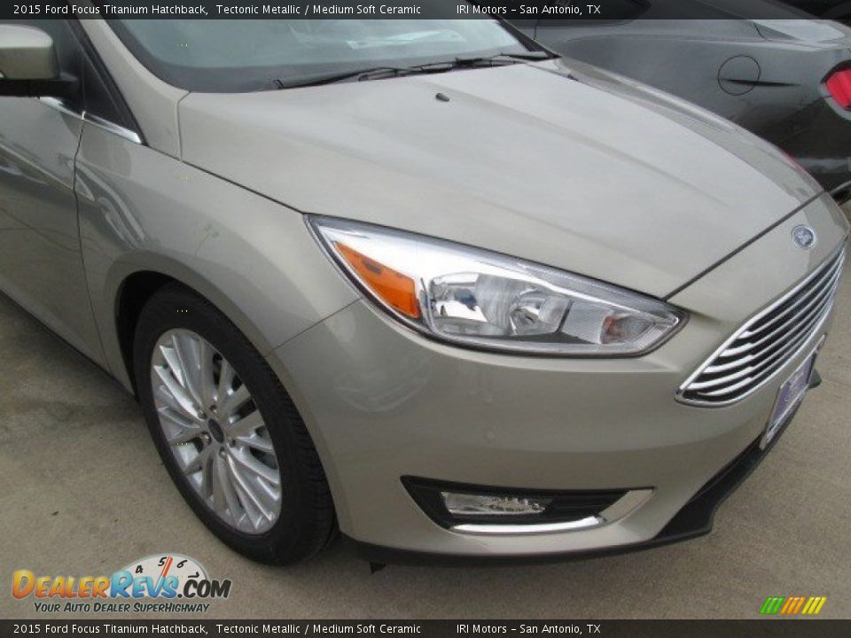 2015 Ford Focus Titanium Hatchback Tectonic Metallic / Medium Soft Ceramic Photo #30