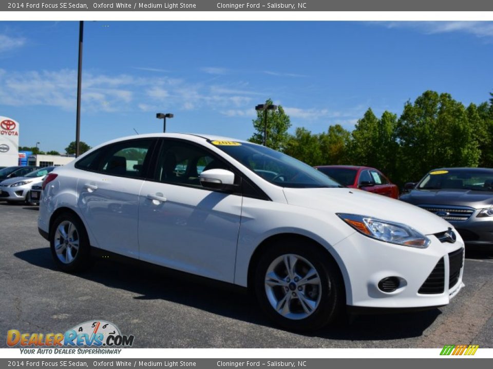 2014 Ford Focus SE Sedan Oxford White / Medium Light Stone Photo #1