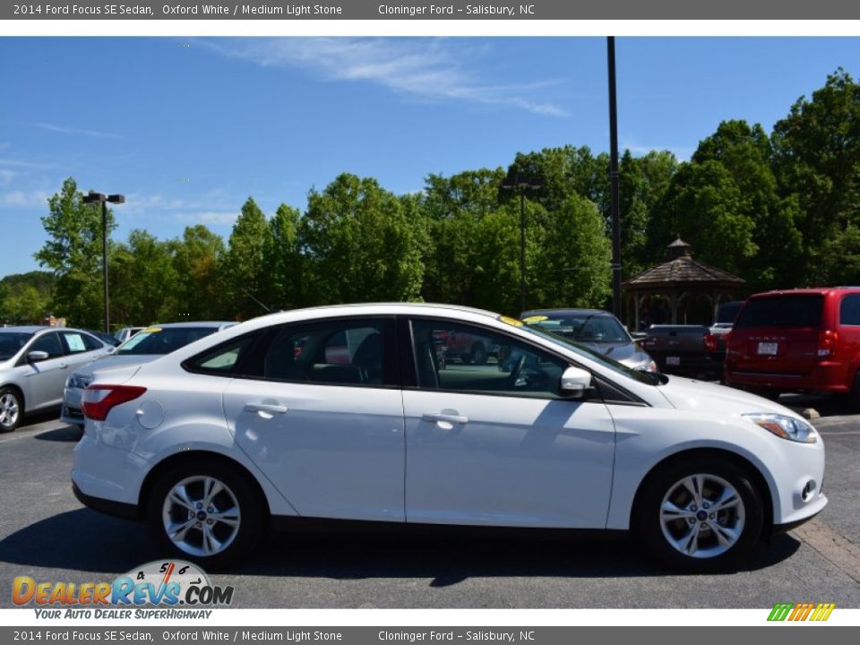 2014 Ford Focus SE Sedan Oxford White / Medium Light Stone Photo #2