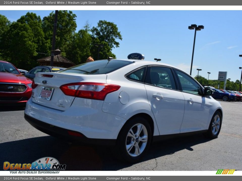 2014 Ford Focus SE Sedan Oxford White / Medium Light Stone Photo #3