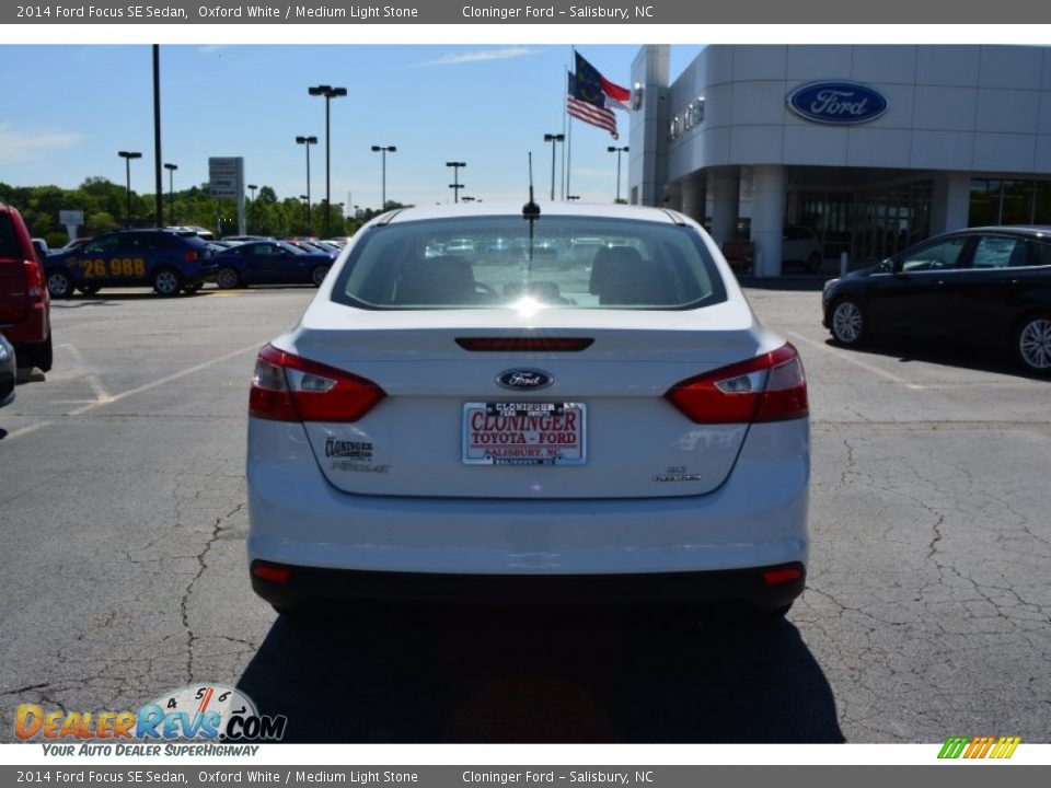 2014 Ford Focus SE Sedan Oxford White / Medium Light Stone Photo #4