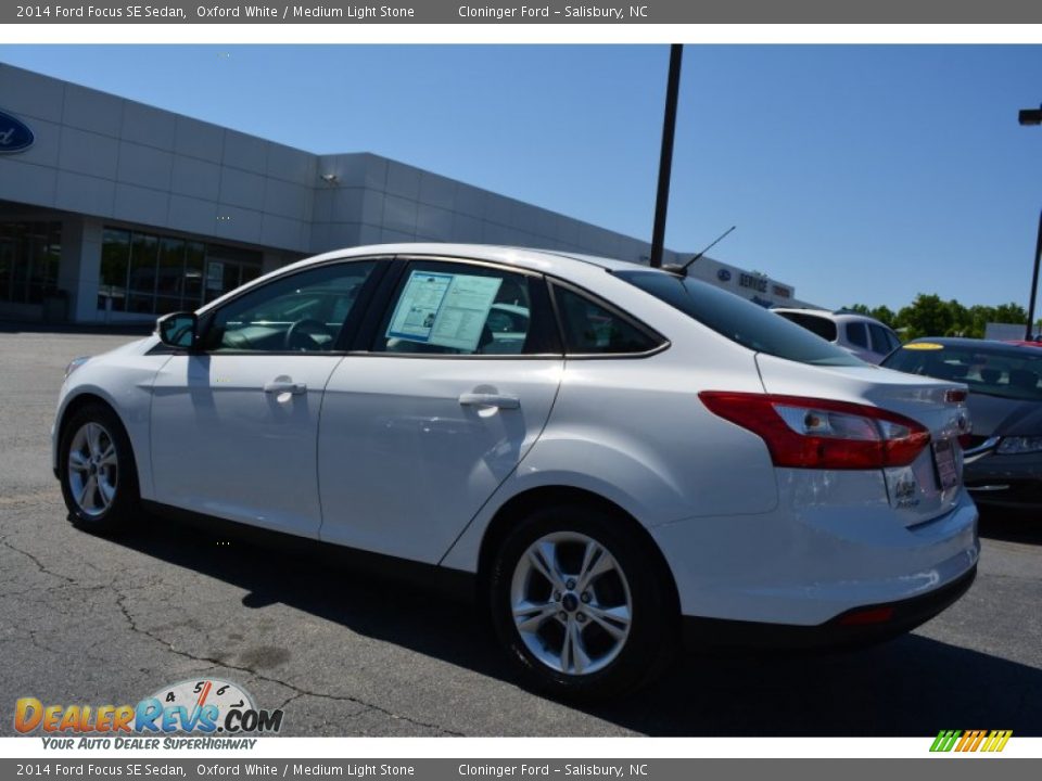 2014 Ford Focus SE Sedan Oxford White / Medium Light Stone Photo #5