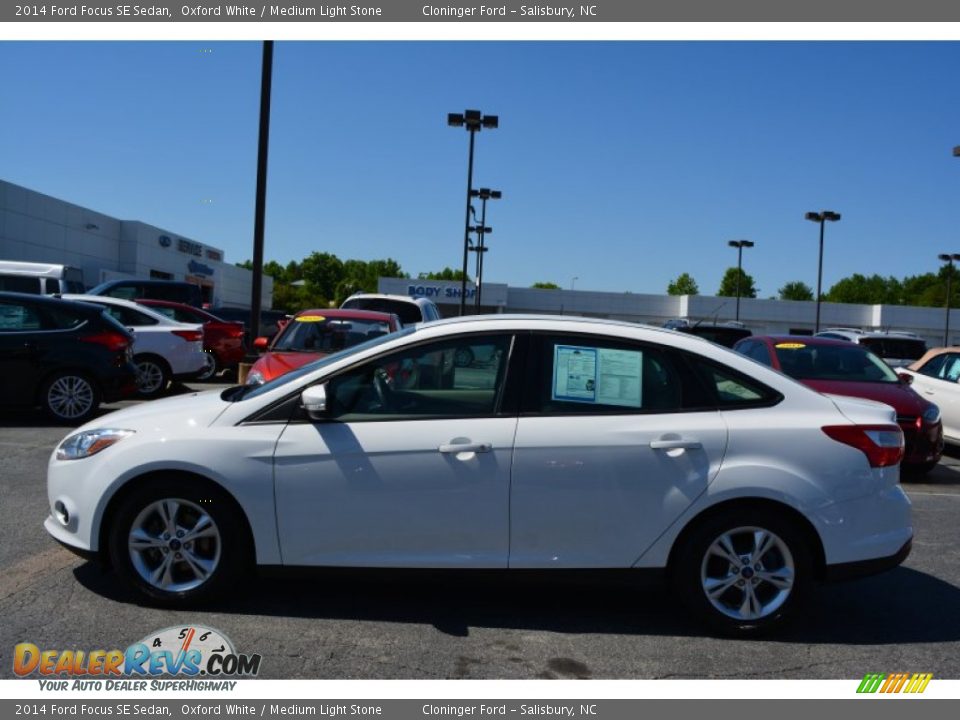 2014 Ford Focus SE Sedan Oxford White / Medium Light Stone Photo #6