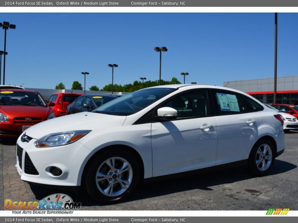 2014 Ford Focus SE Sedan Oxford White / Medium Light Stone Photo #7