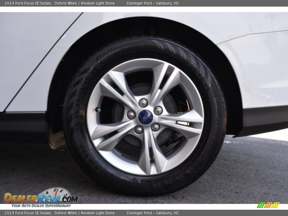 2014 Ford Focus SE Sedan Oxford White / Medium Light Stone Photo #8
