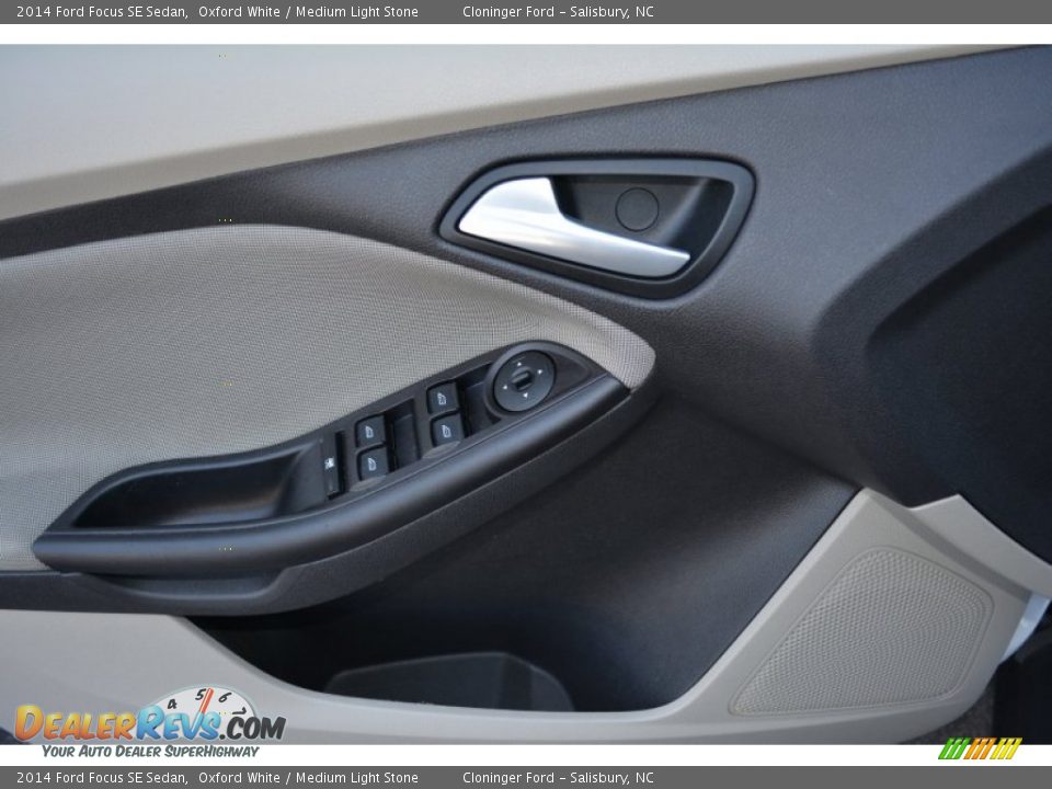2014 Ford Focus SE Sedan Oxford White / Medium Light Stone Photo #9