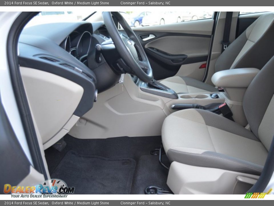 2014 Ford Focus SE Sedan Oxford White / Medium Light Stone Photo #10