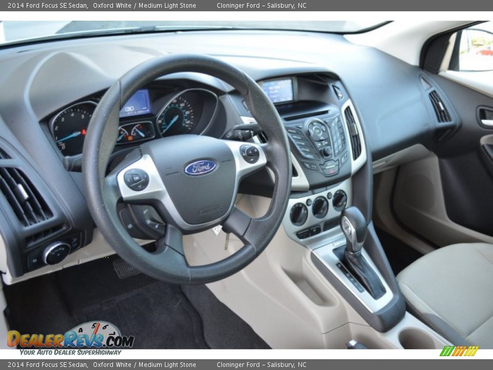 2014 Ford Focus SE Sedan Oxford White / Medium Light Stone Photo #11