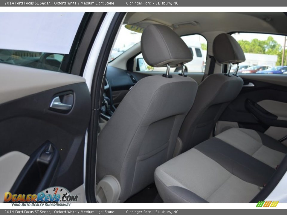 2014 Ford Focus SE Sedan Oxford White / Medium Light Stone Photo #13